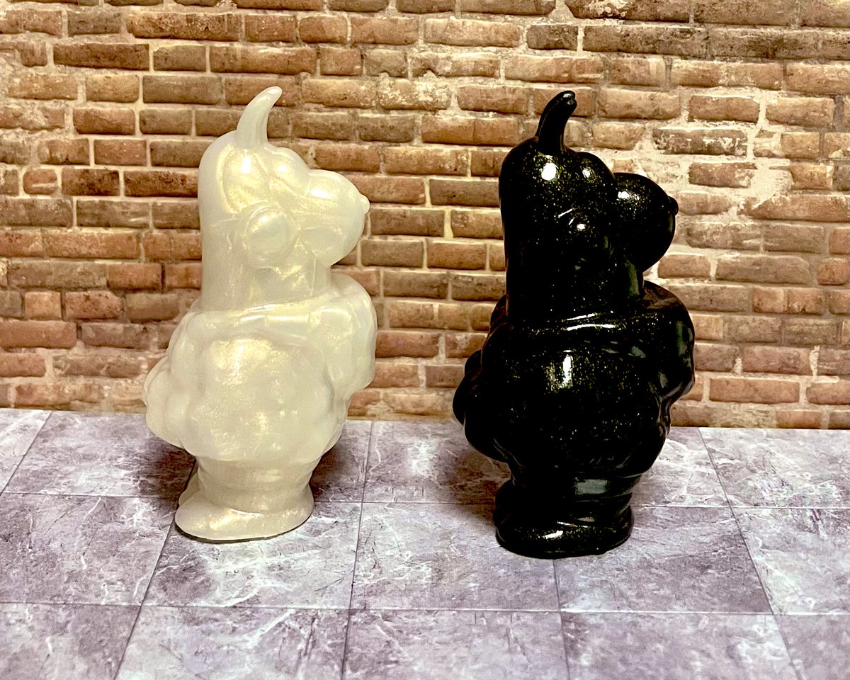 rayflo_pop's tweet photo. 憧れのエンビーくんも無事ゲット出来ました！ブリスターで飾ろうと思うけど、どうしてもおヒゲ（？）をﾂﾝﾂﾝしてみたくて1回そっと出してみました☺
ピヌもずんだカラーあまりにも可愛い💕ガブラと並べたら最強にｶﾜｲｲが大渋滞🥳
くじはシックな白黒が揃いました✨
#エンビー #PINU
#みちソフ https://t.co/C9bbBgV2wZ