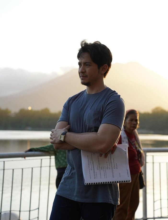 urmyflashlight's tweet photo. dear @aldenrichards02, 

the other day, #DirekALDEN was the star; yesterday, you wore the producer hat; today, #ActorALDEN shines.

you deserve to be recognized! you are genuine, kind, passionate. continue to make us proud!

#ALDENRichards https://t.co/eArjLW4MU7