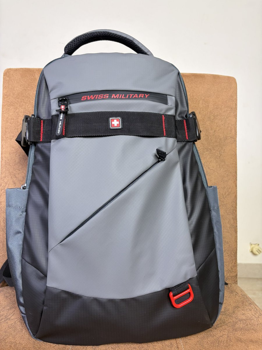 techiboy96's tweet photo. Looking for a reliable backpack under ₹1500? 🎒 

The Swiss Military 30L Laptop Backpack is perfect for college, office &amp; travel! Anti-theft pocket, luggage strap, detachable key ring &amp; expandable bottle pocket included. https://t.co/H8dSjWcQML