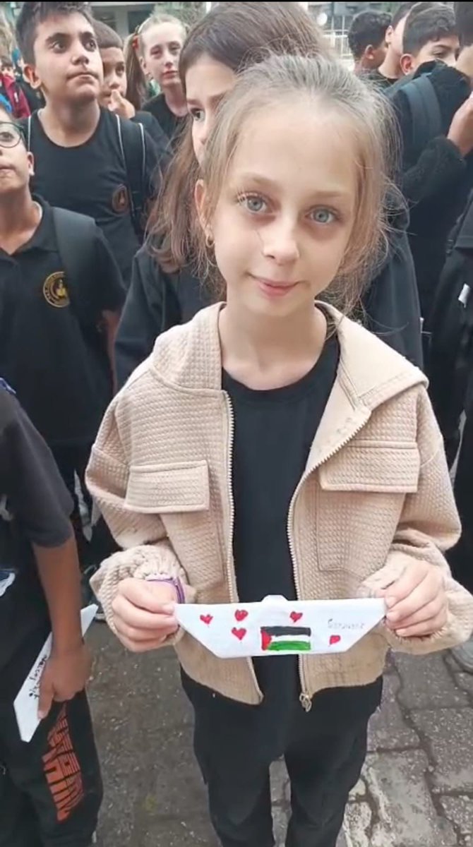 İzmirli öğrenciler, vicdanın pusulasını Filistin’e çevirdi.
Etkinliklerinde barışın, adaletin ve kardeşliğin sesini yükselttiler.
Küresel Sumud Filosu gibi onlar da mazlumların yanında, direnişin ve umudun safında yer aldı.
Birlikte haykırdılar:
“Filistin için adalet, çocuklar