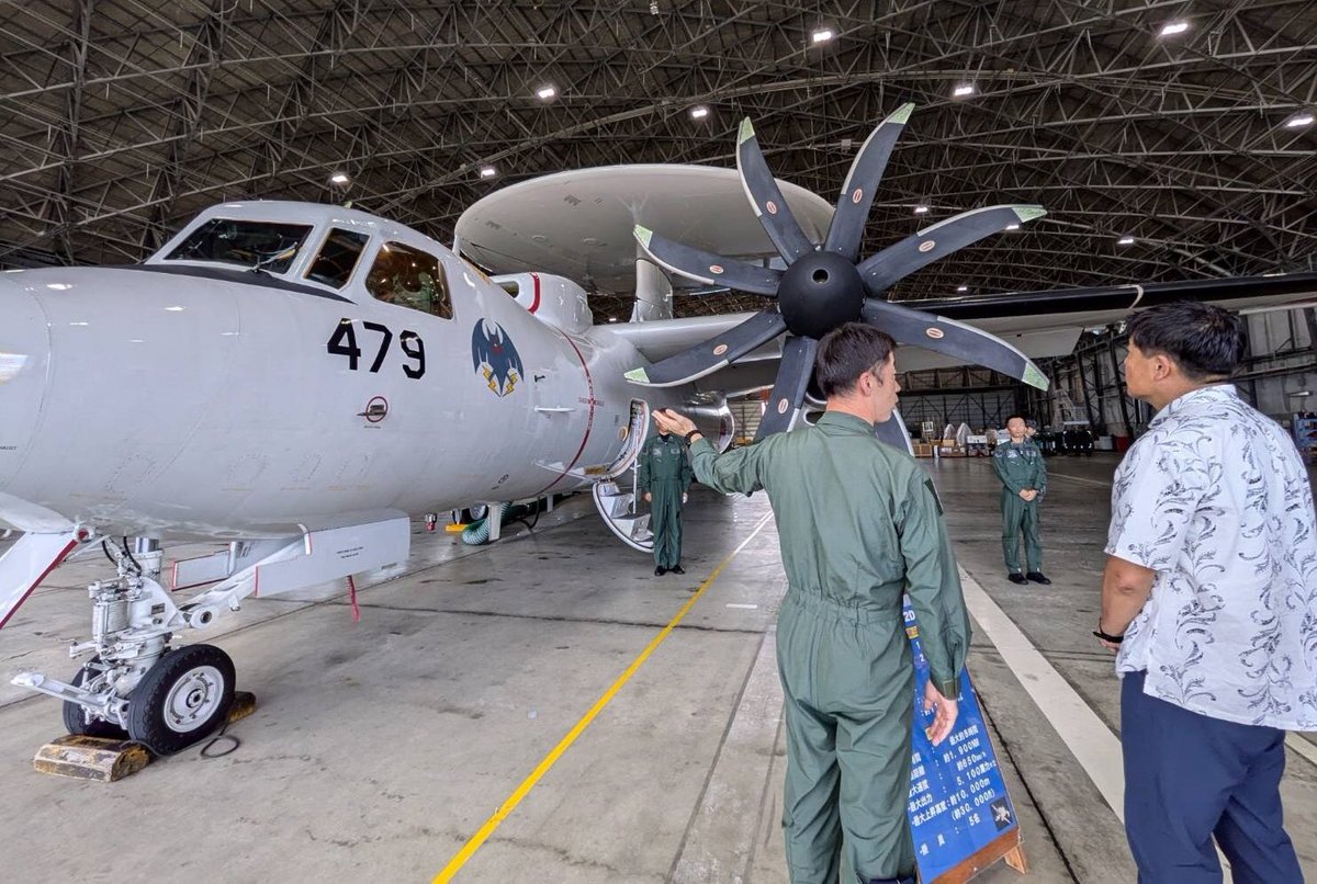 ModJapan_jp's tweet image. 9月17日、小林防衛大臣政務官は、航空自衛隊那覇基地・海上自衛隊那覇航空基地を訪問🛩️
両部隊は南西方面の海空域防衛を任務としています。

当日は現状報告を受け、装備品視察、隊員激励を実施しました。

#防衛省・自衛隊 は、引き続き、南西方面における警戒監視体制の強化に取り組んでいきます💪