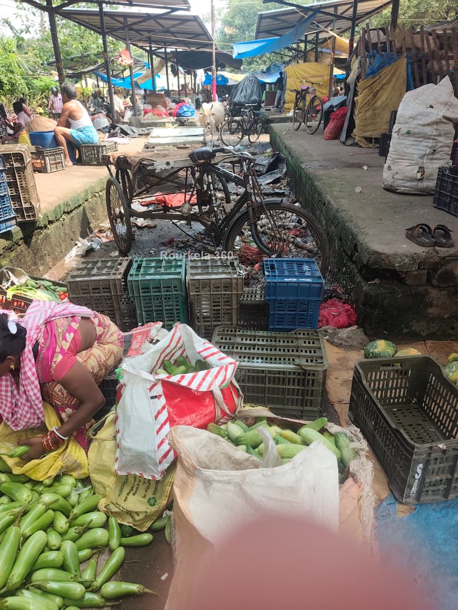 rourkela360's tweet photo. 📍Location: Ispat Haat, Sector-19 (Near IGH)

The market area remains extremely dirty and unhygienic, with mud and garbage spread across the road. Moreover, the RSP garbage collection vehicle arrives during rush hours, spreading a foul smell https://t.co/AOZnVB7MlR