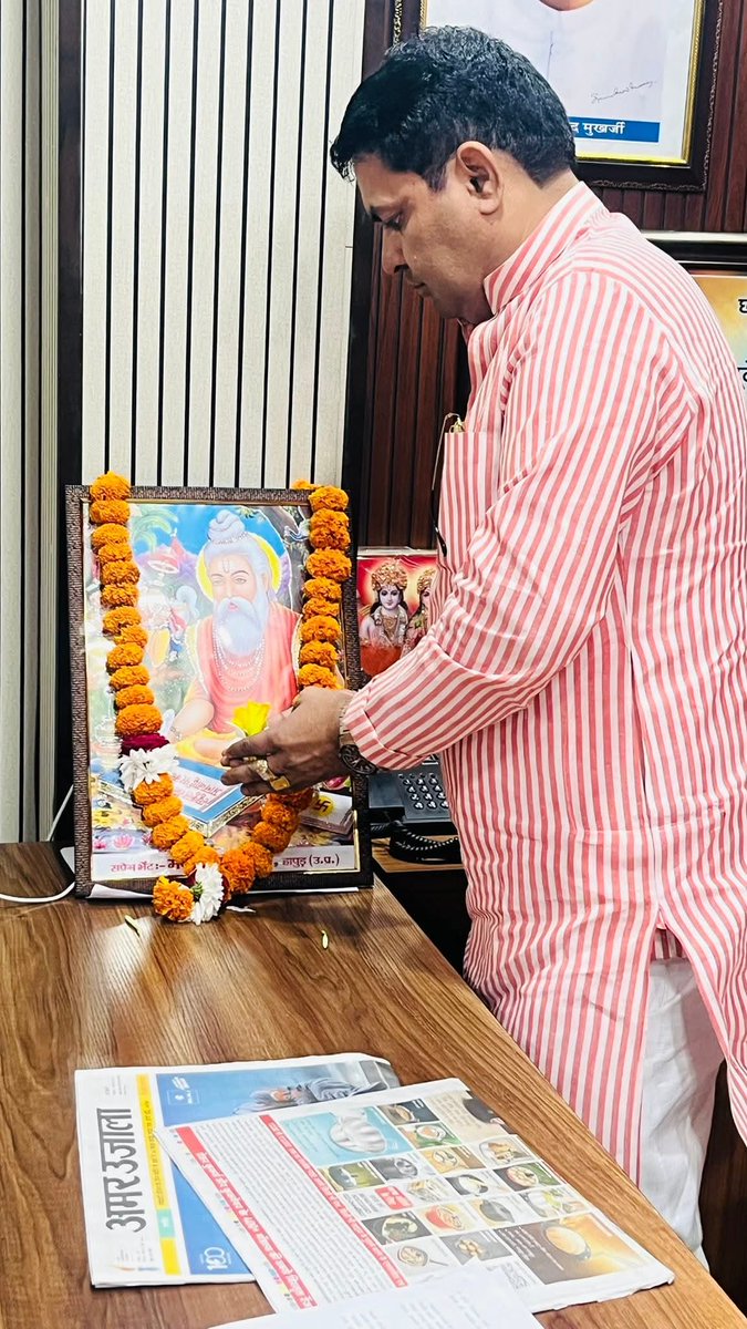 NareshTomerBJP's tweet photo. जिला कार्यालय भाजपा पर महर्षि बाल्मीकि जी के चित्र पर साथी कार्यकर्ताओं के साथ पुष्पांजलि अर्पित की,पूरा मानव समाज मह​र्षि वाल्मीकि जी के प्रति कृतज्ञ है,जिन्होंने प्रभु श्री राम के ऐसे आदर्श चरित्र का चित्रण किया, जो हर काल और परिस्थिति में प्रासंगिक एवं प्रेरणास्रोत बना हुआ है। https://t.co/FQPfiE1u7W