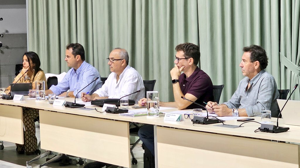 UPAANDALUCIA's tweet photo. Mesa de Interlocución en @AgriculturAnd, presidida por el consejero @RamonFPM. Nuestros secretario general, @jesuscozarupa, y vicesecretario de Organización, Paco Moreno, abordan cuestiones relevantes como la PAC, la lengua azul, las ayudas por daños o la incorporación de jóvenes https://t.co/2ySmveJHTS