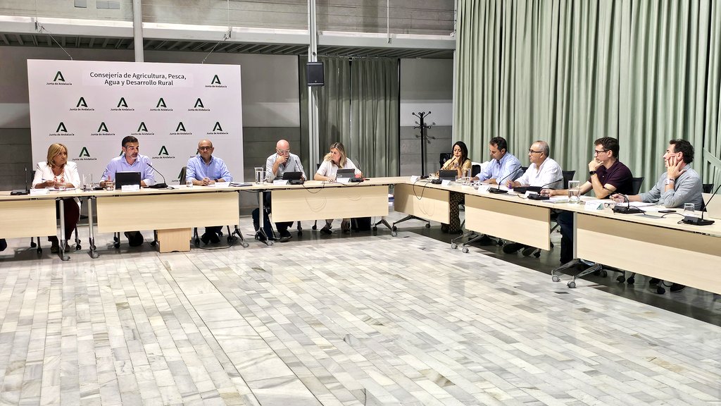 UPAANDALUCIA's tweet photo. Mesa de Interlocución en @AgriculturAnd, presidida por el consejero @RamonFPM. Nuestros secretario general, @jesuscozarupa, y vicesecretario de Organización, Paco Moreno, abordan cuestiones relevantes como la PAC, la lengua azul, las ayudas por daños o la incorporación de jóvenes https://t.co/2ySmveJHTS