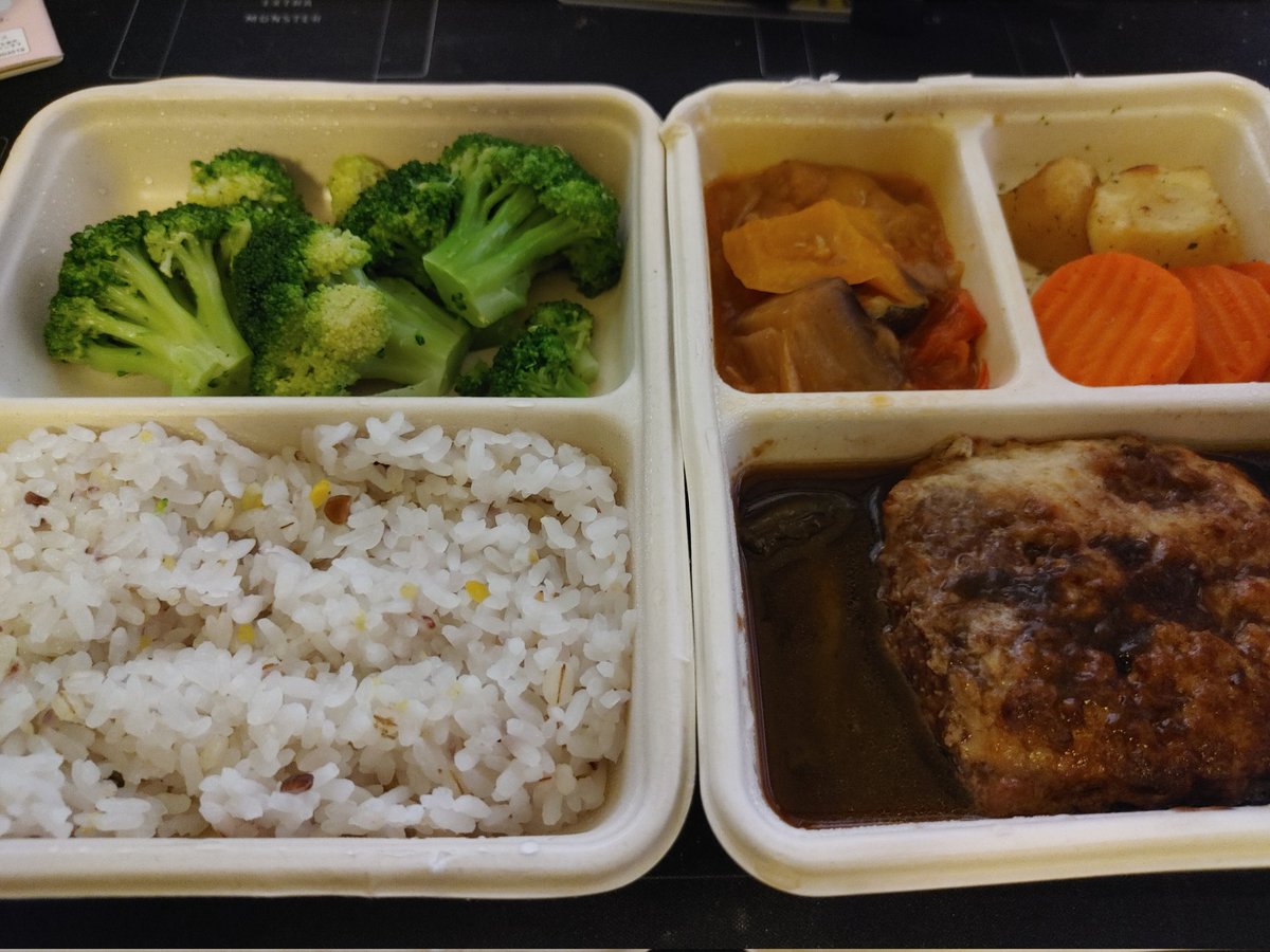 Tixia's tweet photo. DELIPICKSの弁当届いて初体験だ！！
とりあえず無難そうなメニューからハンバーグ自家製赤ワインソース-ヴァンルージュ-とかいうのだけどめちゃくちゃ美味いぞこれ！
他所より少し高いけど味の評判信じて選んで本当によかった！ https://t.co/RGwxxtFlkb