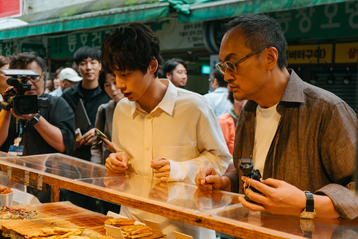 modelpress's tweet image. 坂口健太郎＆渡辺謙📸
「釜山国際映画祭」オフショット一挙公開

現地の人と交流・トッポキ食べる姿🍴
街並みをバックに爽やかスタイルも披露

🔻写真多数
mdpr.jp/cinema/4658010

坂口「すごく悲しい、切ない瞬間もあるのですが、それも謙さんと一緒に丁寧に少しずつ作った作品」

#盤上の向日葵