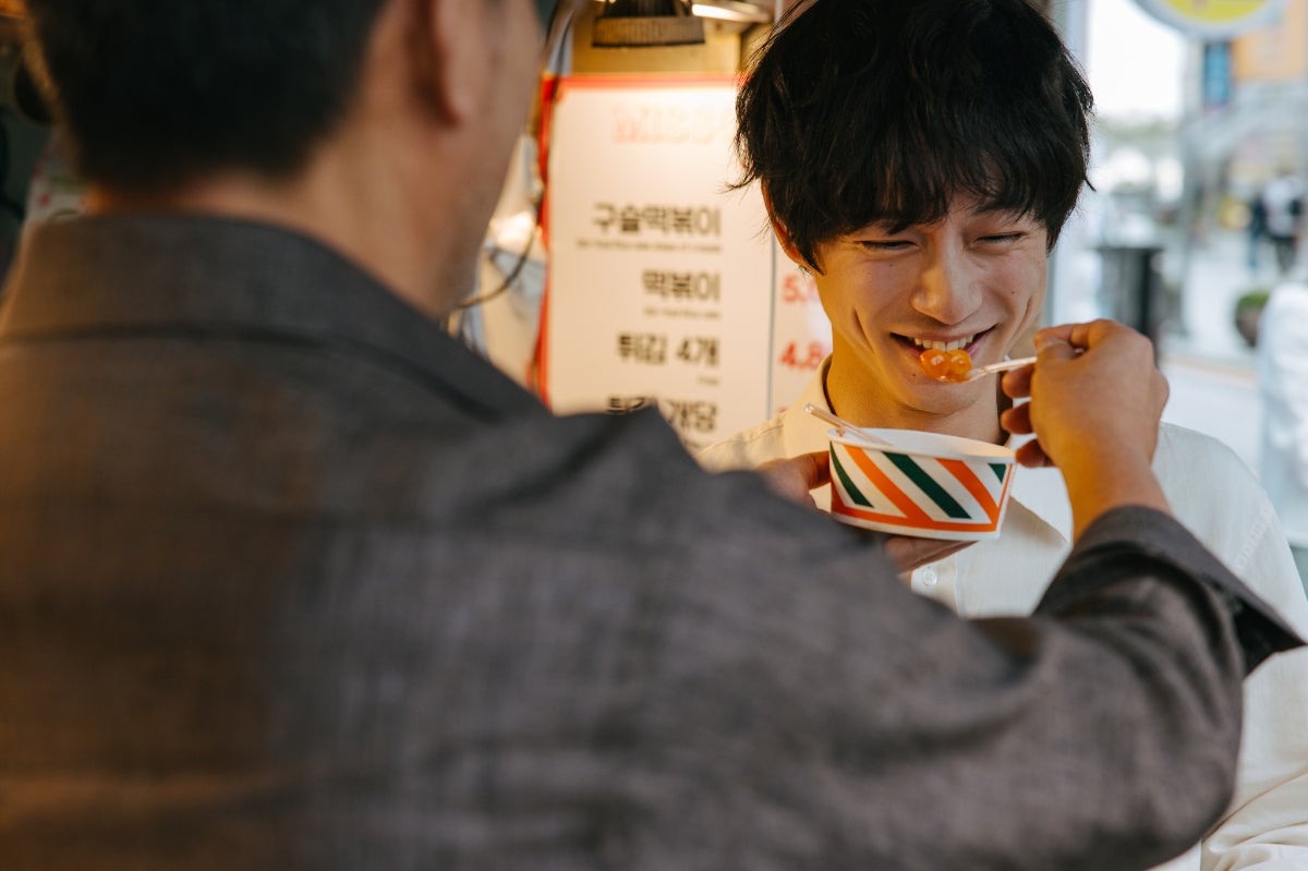 modelpress's tweet image. 坂口健太郎＆渡辺謙📸
「釜山国際映画祭」オフショット一挙公開

現地の人と交流・トッポキ食べる姿🍴
街並みをバックに爽やかスタイルも披露

🔻写真多数
mdpr.jp/cinema/4658010

坂口「すごく悲しい、切ない瞬間もあるのですが、それも謙さんと一緒に丁寧に少しずつ作った作品」

#盤上の向日葵