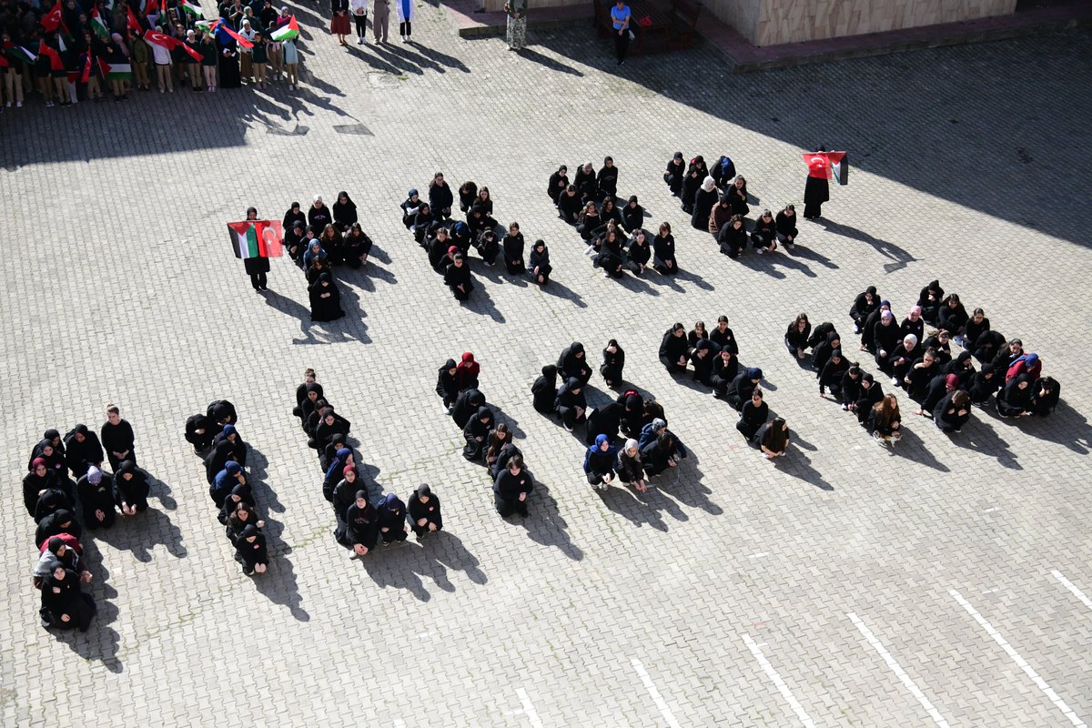 Trabzon_MEM's tweet photo. İl Millî Eğitim Müdürümüz Hasan Uygun, ülkemizdeki tüm okullarda öğrencilerimizin katılımıyla eş zamanlı olarak gerçekleştirilen “Filistin Farkındalık Etkinlikleri” kapsamında Trabzon Kız Anadolu İmam Hatip Lisesinde düzenlenen programa katıldı.

@tcmeb 
@hasan_uygun91 https://t.co/i3YDFaEIiZ