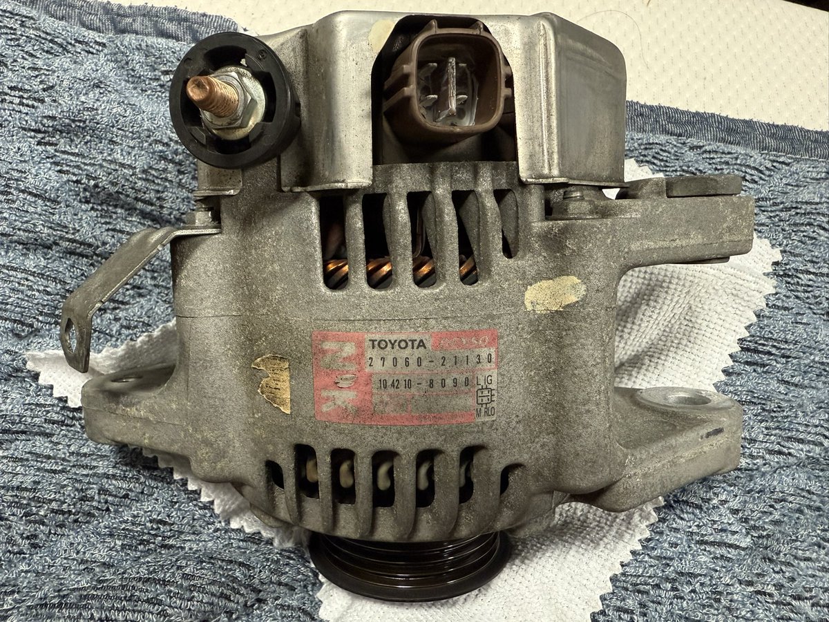 kammy360's tweet photo. ウチのルミオンのオルタネーターが調子悪いので外してきました〜
リビルト品に交換しますが、その為に必要なパーツを取らないといけないので、今からバラシます〜
( ´ ▽ ` )ﾉ

#ルミオン
#カローラルミオン https://t.co/zalDIrt7G7