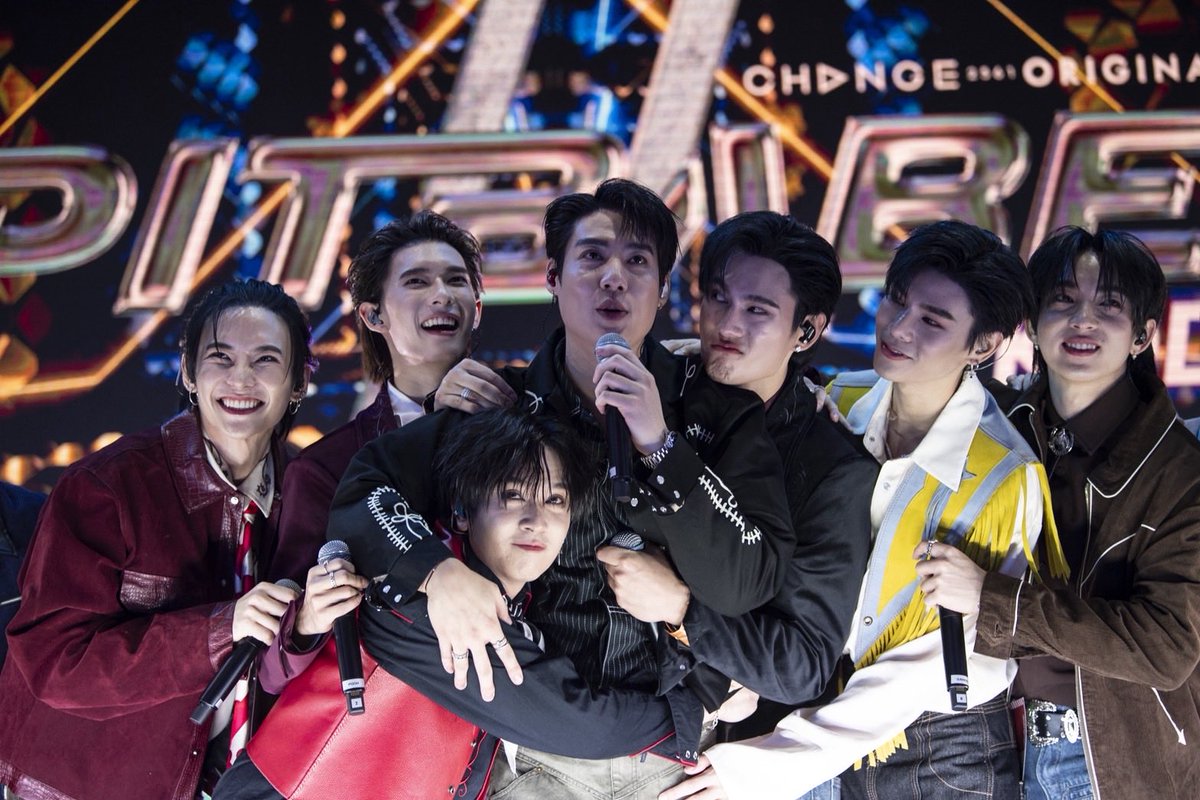 LookAround_TH's tweet photo. ฮอตข้ามทวีป !! 13 หนุ่ม PIT BABE บินข้ามโลกเซอร์วิสอินเตอร์แฟน MEXICO
จุดกระแสความรักทั่วละตินอเมริกา ใน PIT BABE 2 LEVEL UP FAN MEETING IN MEXICO CITY
🔗อ่านต่อ https://t.co/gAtAAHOIlC
#PitBabeTheSeries2 #PitBabeTheSeries
#PitBabeLevelUpFMinMaxico
#CHANGE2561 https://t.co/TDiCkoPiPK
