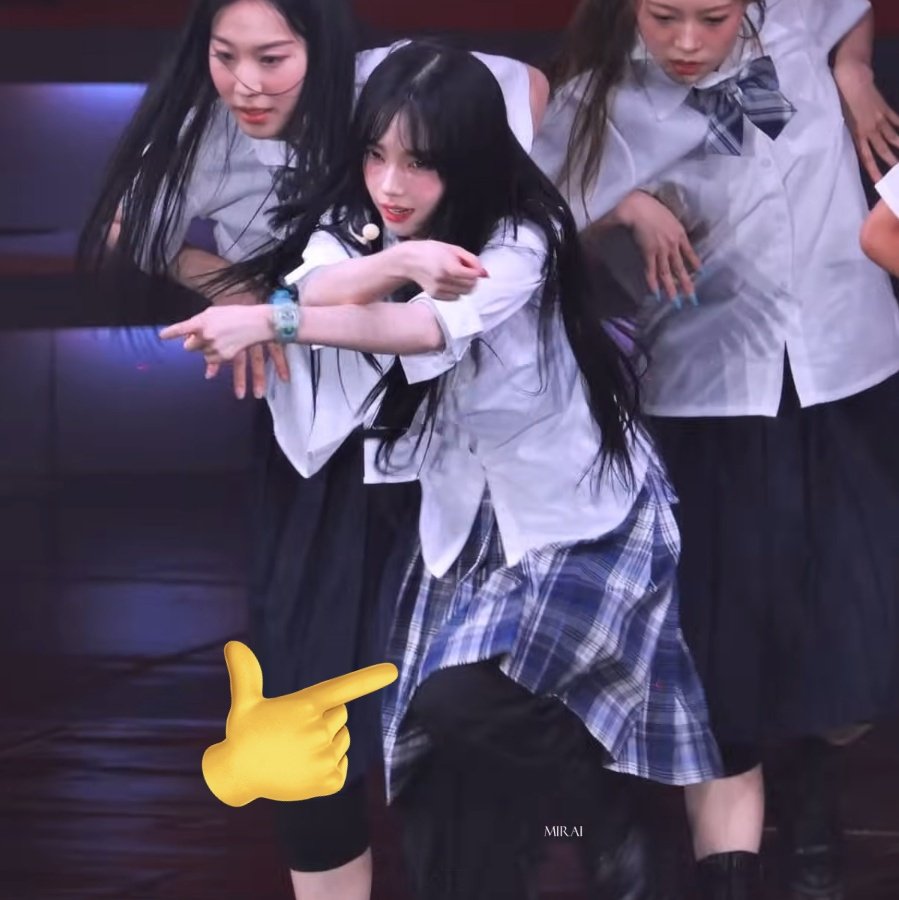 loveyupage's tweet photo. ㅡ i saw people quoting this again so, just to add that before karina talked about this part, someone in the comments mentioned that her skirt for <good stuff> was altered and she said that's correct! if you watch her fancams closely, you will notice the skirt on the 3rd day of seoul con was a bit shorter!

her knees were often caught in the skirt, but on the 3rd day, you could see her knees completely.