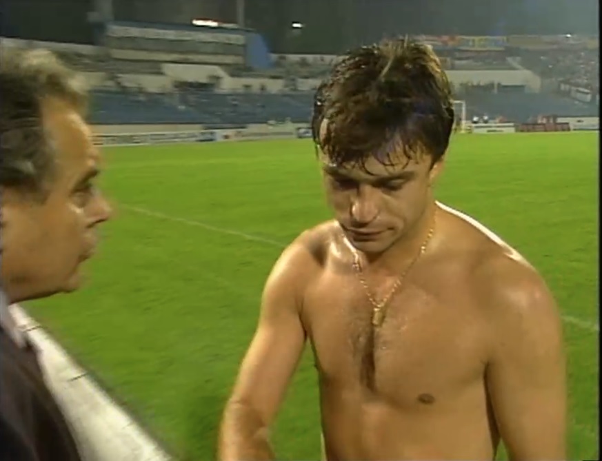 30 lat temu w Bratysławie w skrajnie absurdalny sposób reprezentacyjną karierę zakończył Roman Kosecki. Żal selekcjonera Henryka Apostela, który bezradnie patrzył jak mu się w mgnieniu oka rozlatuje zespół (słychać w tym momencie transmisji "No czemu to zrobiłeś?! No czemu no?!")