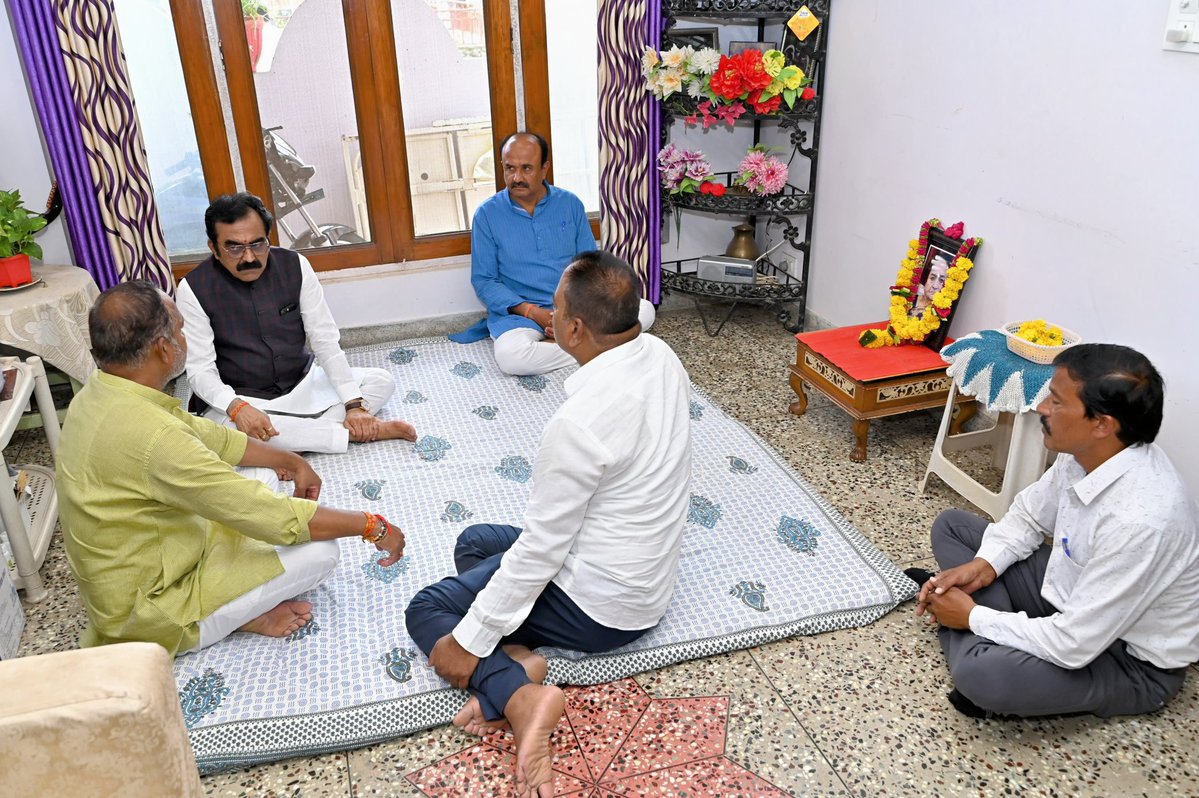 Office Of Rakesh Singh (@ofcrakeshsingh) on Twitter photo लोक निर्माण मंत्री माननीय श्री <a href="/MPRakeshSingh/">Rakesh Singh</a> जी ने जबलपुर के वरिष्ठ भाजपा कार्यकर्ता श्री संजय नाहटकर जी की माताजी के निधन उपरांत उनके निवास पहुँचकर परिजनों के साथ शोक व्यक्त किया। लोक निर्माण मंत्री माननीय श्री <a href="/MPRakeshSingh/">Rakesh Singh</a> जी ने जबलपुर के वरिष्ठ भाजपा कार्यकर्ता श्री संजय नाहटकर जी की माताजी के निधन उपरांत उनके निवास पहुँचकर परिजनों के साथ शोक व्यक्त किया।