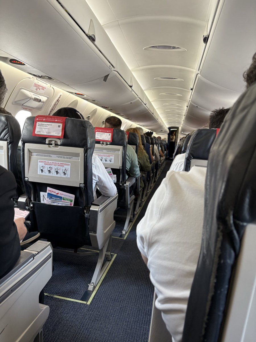 shivithukral's tweet image. Taking off in a regional @Iberia flight from Madrid to Lisbon and I run into ads by @Zoho on flight !! Global and India focus together !! Need many more such brands #India !! @svembu @AshwiniVaishnaw