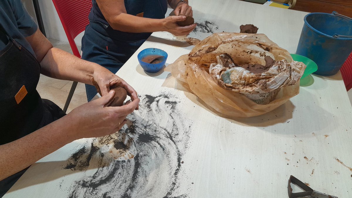 🗣️✨Comienzo del curso Iniciación Alfarería Tradicional en <a href="/MAITenerife/">Museo de Artesanía</a>
✅ Plan Formativo en Artesanía 2025 <a href="/Artenerife_/">Artenerife</a> <a href="/CabildoTenerife/">Cabildo de Tenerife</a>
📚Artesano docente: Romar Rodríguez Martín - Majiñeñe Artesanía #Artesanía #Tenerife 
#PlanFormativo #ArtesaníaTenerife