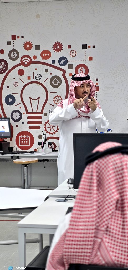 #يحدث_الآن في #معمل_النمذجة_والتصنيع 
بـ #معهد_الإبتكار_وريادة_الأعمال في #جامعة_أم_القرى دورة تدريبية بعنوان مقدمة في #الطباعة_ثلاثية_الأبعاد والتي تهدف الى تمكين المتدربين على مهارة تصميم نماذج ثلاثية الأبعاد وكيفية التعامل مع الطابعات ثلاثية الأبعاد