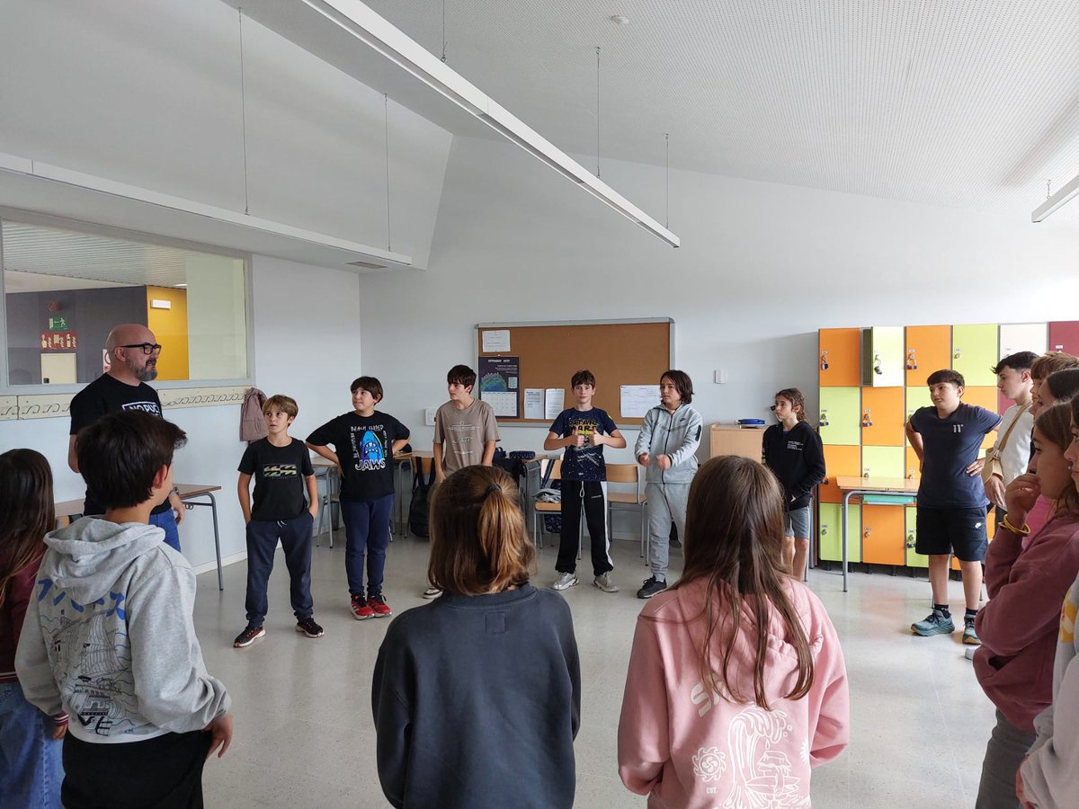 I, com a col.laboració del centre, avui us ensenyem les fotos del taller sobre comunicació oral que a 1r d'ESO s'ha dut a terme amb el guiatge d'en <a href="/xevi_font/">xevi font</a> Amb ell hem après a concentrar-nos per a una bona expressió oral, a modular la veu... Gràcies!