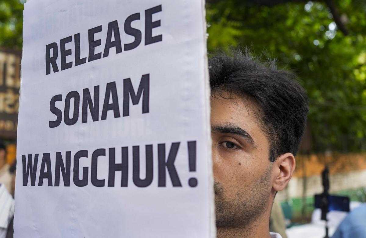 सोनम वांगचुक सुनवाई अपडेटसुप्रीम कोर्ट ने 6 अक्टूबर को सोनम वांगचुक की पत्नी गितांजली अंगमो की हेबियस कॉर्पस याचिका पर सुनवाई की। NSA के तहत गिरफ्तारी को चुनौती दी गई।कोर्ट ने केंद्र,लद्दाख UT और जोधपुर जेल को नोटिस जारी किया। अगली सुनवाई 14 अक्टूबर को। पत्नी से मिलने की अनुमति।