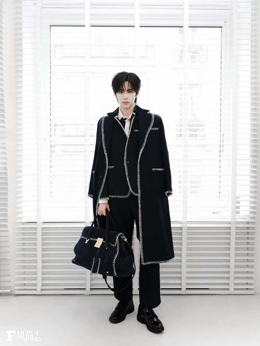 Tan3809's tweet photo. LIU XUAN CHENG AT PARIS FASHION WEEK transforms Thom Browne into living art, redefining style for a global stage.
#LiuXuanChengParisFashionWeek
#LiuxuanchengxThomBrowne https://t.co/SDRm1t8GDc