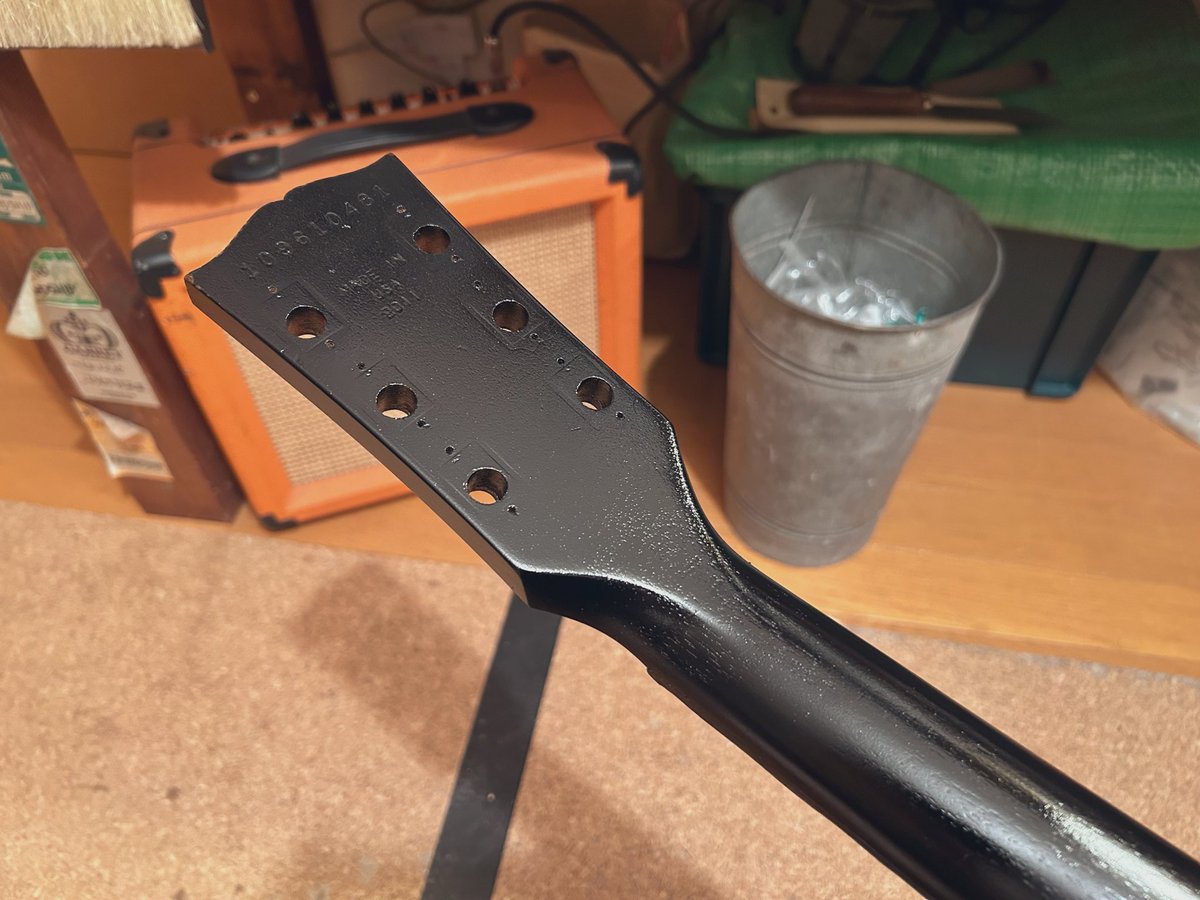 ネック折れ修理 / 進捗80%
Endzweckは週末も3本ライブがあるので塗面の乾燥考慮すると激薄塗装じゃないと間に合わない。
自分の楽器に時間を使い過ぎたくないから簡易的な修理で、弦が張れれば大丈夫