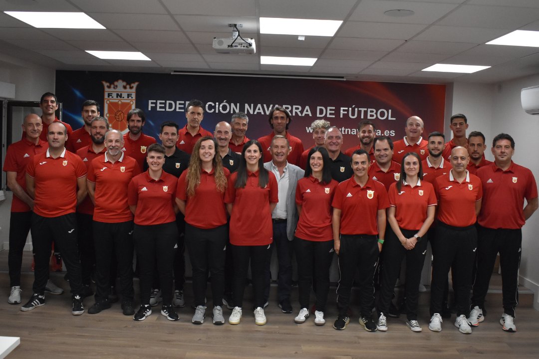 fedfutnavarra's tweet photo. 👥 La Federación #Navarra de #Fútbol presenta su organigrama técnico para la temporada 2025/2026:

🧑‍🏫 Primera territorial con tres directores deportivos.
👧 Cuerpos técnicos en #futfem:💯✖️💯 femenino.
1⃣1⃣ selecciones entre campo y #futsal.

https://t.co/il0y2mZXSi https://t.co/B9mtB1nJYx