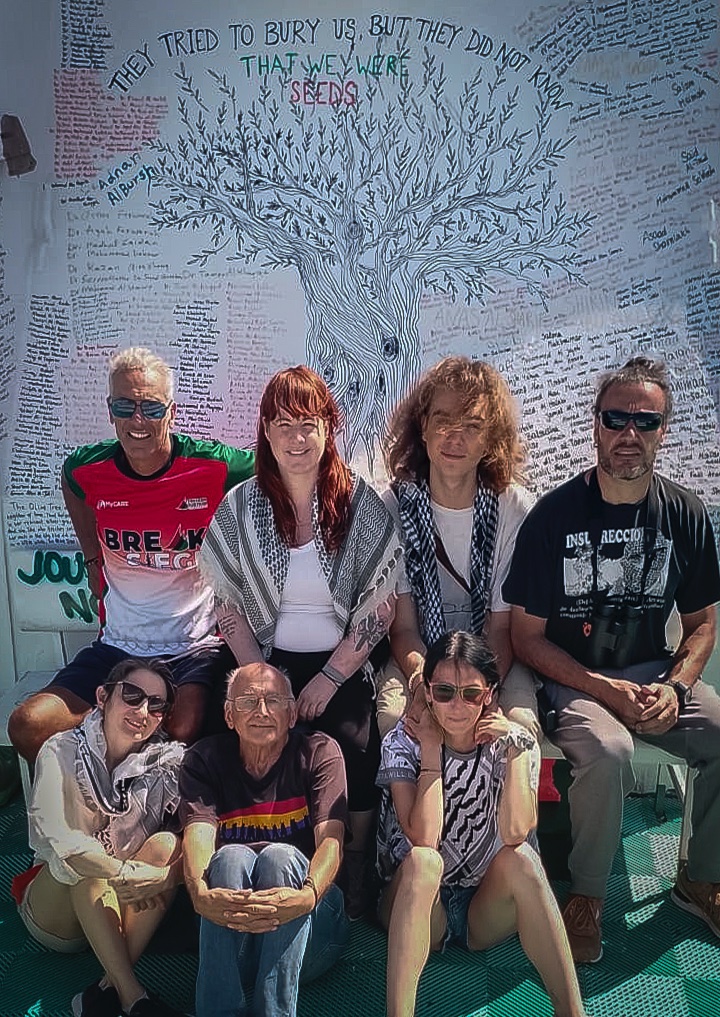 rumboagaza's tweet image. Este es equipo de Rumbo a Gaza navegando en @GazaFFlotilla  en el barco #Conscience, posa delante del dibujo en homenaje a periodistas y personal médico asesinado en #Gaza. ¡Todos los ojos en la Flotilla y en Gaza! #genocídio #palestina #freedomflotilla  #breakthesiege