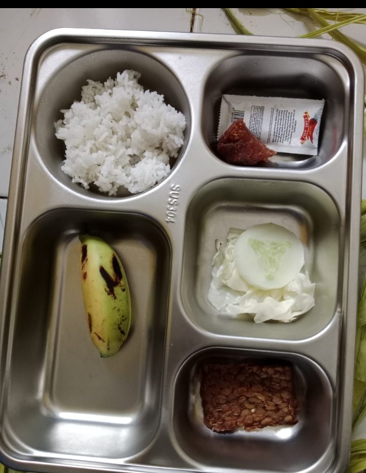 IndrieZoe's tweet photo. Tolong di cek @Gerindra apakah ni yg dimaksud makanan bergizi gratis ( MBG) . https://t.co/29D7C1YVa9
