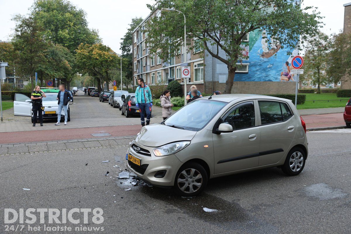 Aanrijding tussen twee auto's in Den Haag