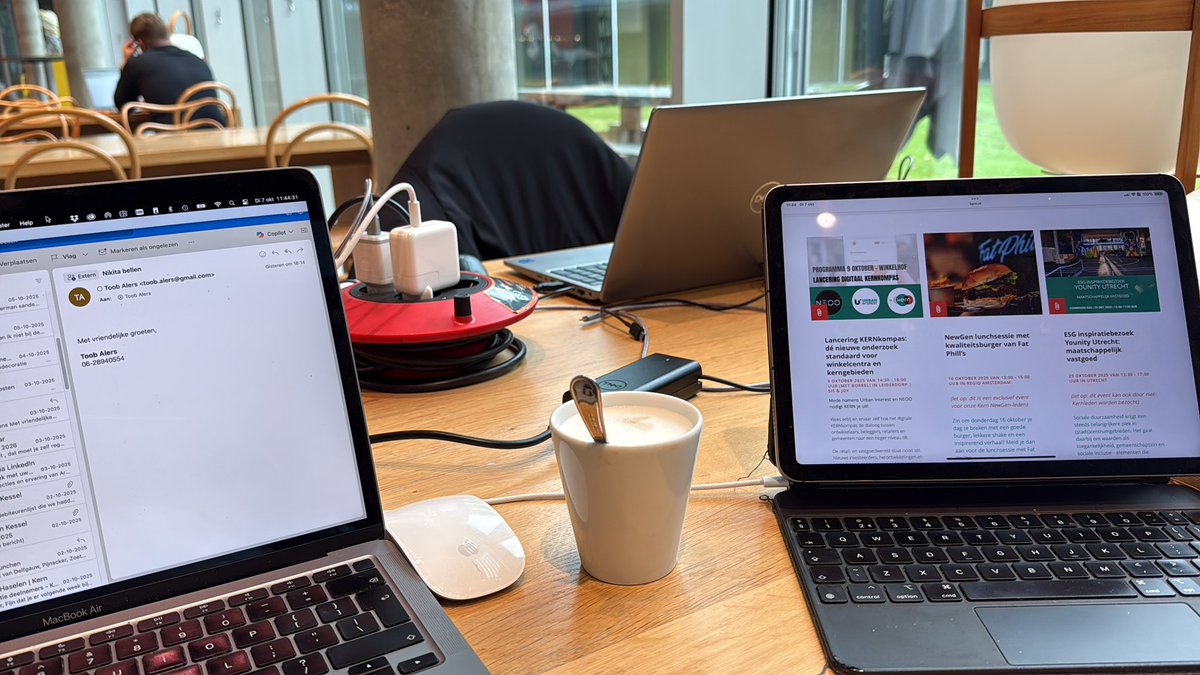 Toob_Alers's tweet image. Gewoon lekker aan het werk. Met of op hoeveel schermen werk jij tegelijkertijd tegenwoordig 😉

#kern #inretail #zeist #netwerk