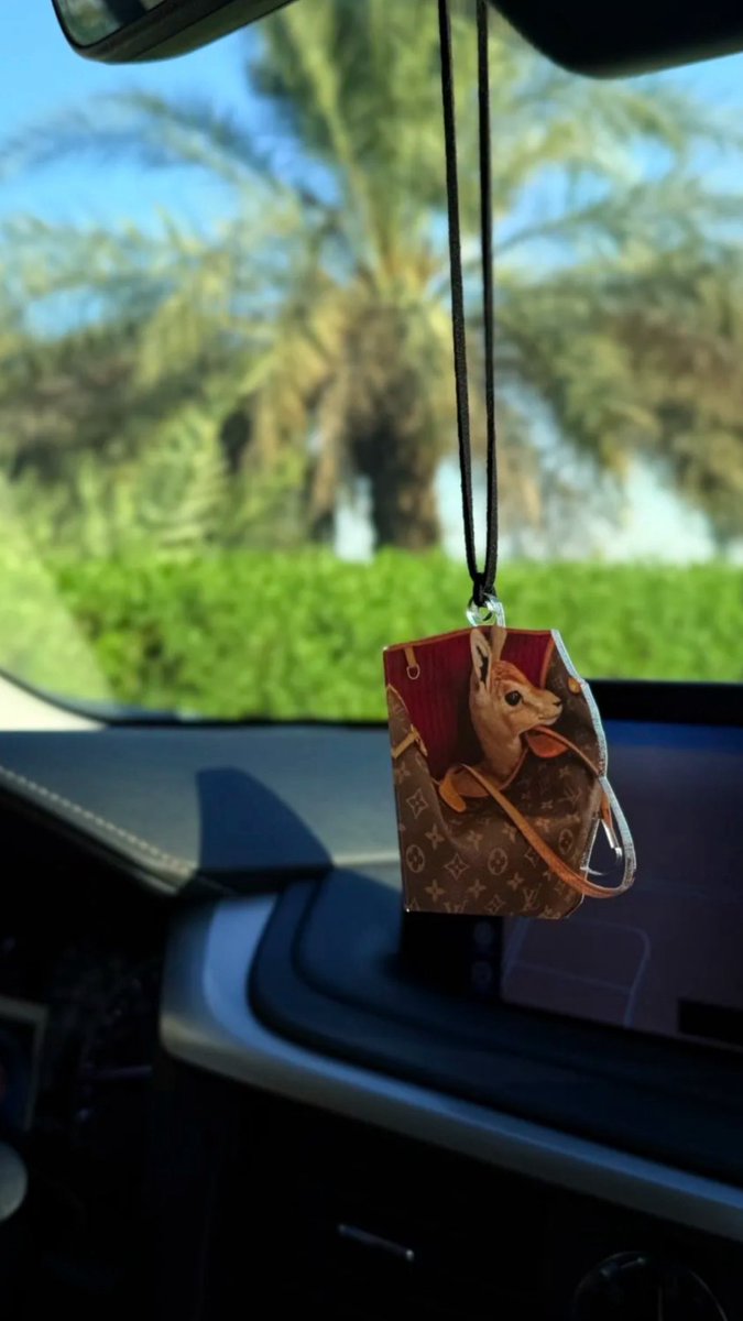 sh2003_'s tweet image. فيك شي من الرزانه وشي من الهبال 
وفيك شي من المشاعر وشي من القسى
 #بس_حبيت_اقول