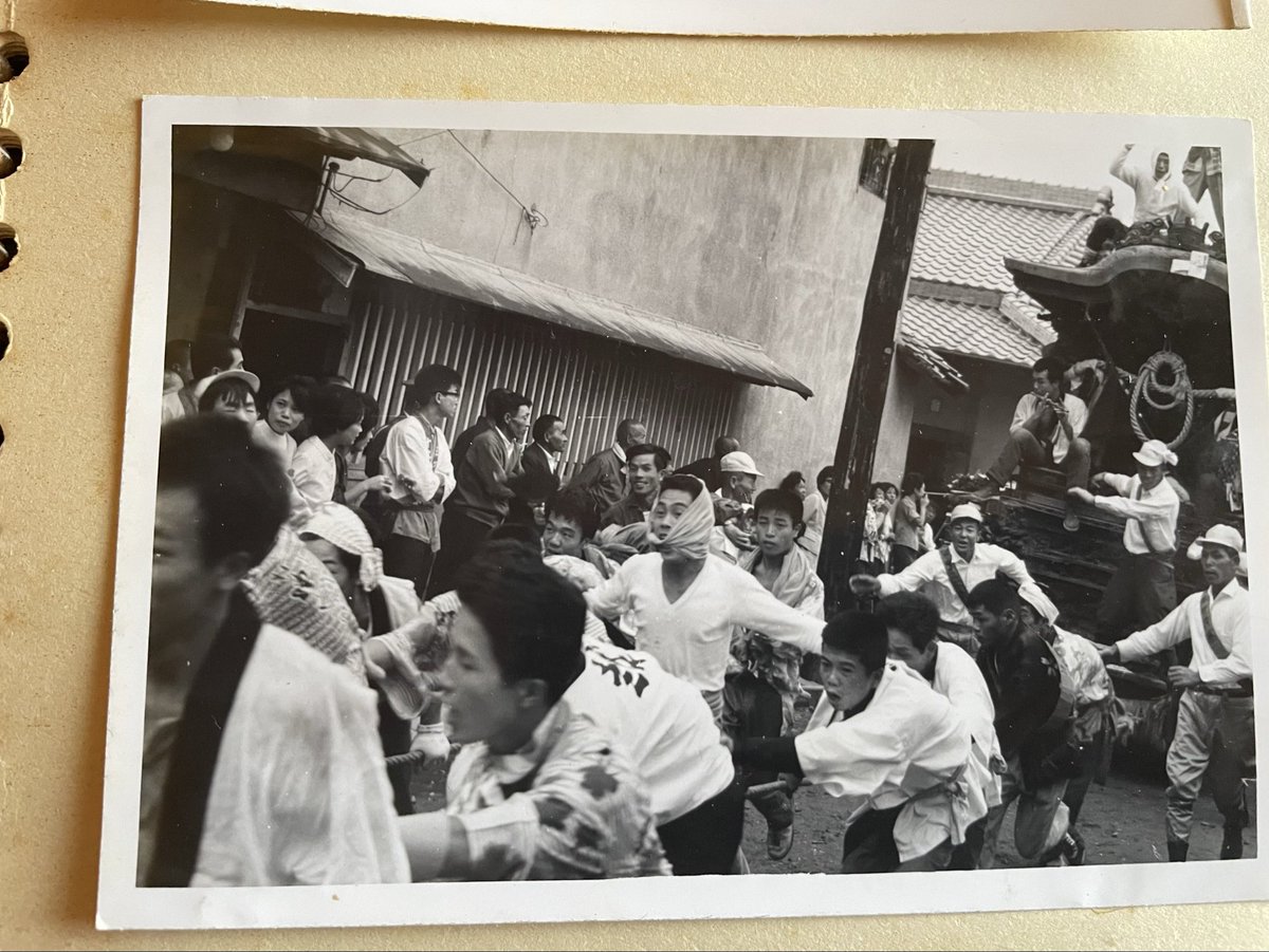 danjiri633's tweet photo. 〈62,3年前の森神社への名越だんじりの宮入〉

当時は大正時代に大工町から購入した明治30年代に作られただんじりを全く修理もしていないし、舗装されていない道路でしたので大屋根がガタガタと大きく揺れました。

#だんじり　#だんじり祭　#貝塚　#名越 https://t.co/AJfyjGB1I0
