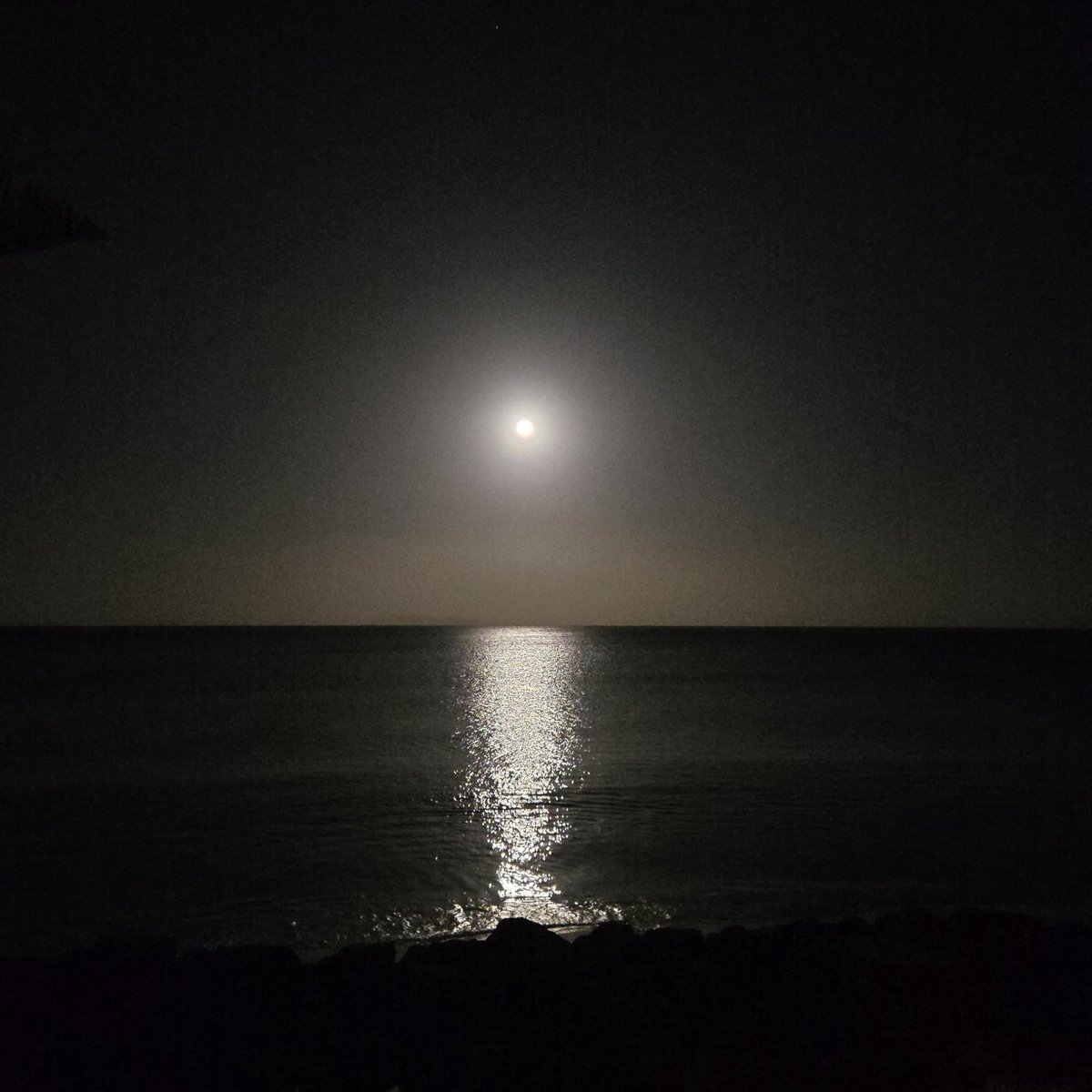 My supermoon pics, taken on my Samsung Z fold 6.
Got home and set up manual camera and tripod etc - flat battery 🤦‍♀️
Murphys law huh when you dont keep an eye on ya gear....
Big DOH 🤦‍♀️🤦‍♀️🤦‍♀️