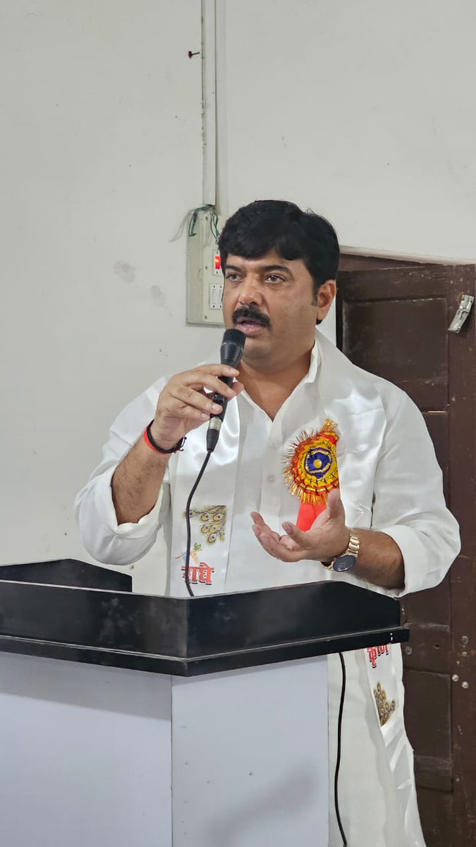MLCBrijeshSingh's tweet image. “आज बाबा प्रसिद्ध नारायण स्नातकोत्तर महाविद्यालय, मुफ्तीगंज (जौनपुर) में स्वामी विवेकानंद युवा सशक्तिकरण योजना के अंतर्गत आयोजित निःशुल्क टैबलेट वितरण समारोह में मुख्य अतिथि के रूप में उपस्थित होकर विद्यार्थियों को टैबलेट वितरित किया तथा उनके उज्ज्वल भविष्य की मंगलकामनाएँ प्रेषित…
