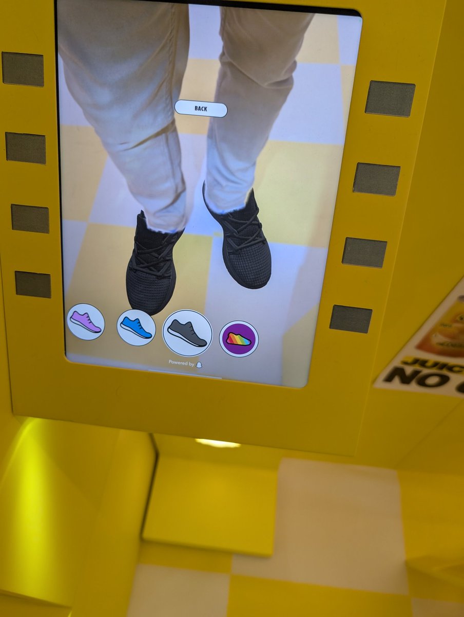 nincoroby's tweet photo. @Snapchat  fait une activation très sympa chez @citadium. On peut y découvrir le potentiel de la réalité augmentée dans le commerce que ce soit pour l'essayage virtuel, la gamification et la création d'expériences engageantes.On peut ne ajouter à cela le packaging augmenté .. https://t.co/3gc5In35oH