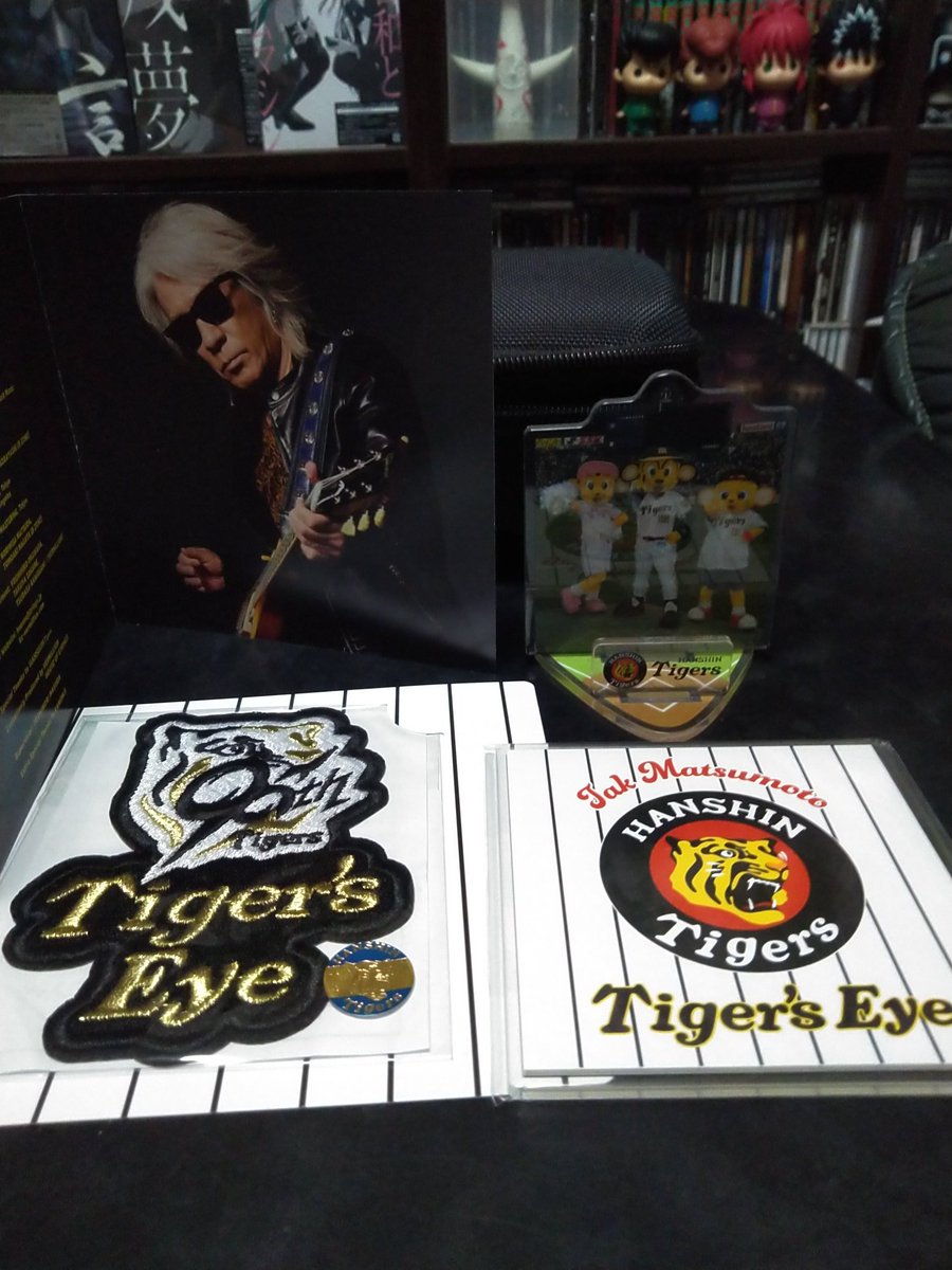 retrock_'s tweet photo. 阪神タイガース90周年記念公式テーマソング『Tiger's Eye』のCD届いた🐯🎉
今年はタイガースもリーグ優勝したし、B'zファンでもある自分にとっては、最高な作品やわ🐯🎸
特典もめっちゃ嬉しい💕

#Bz　#松本孝弘　#阪神タイガース　#写真 https://t.co/CxaYKLEekG