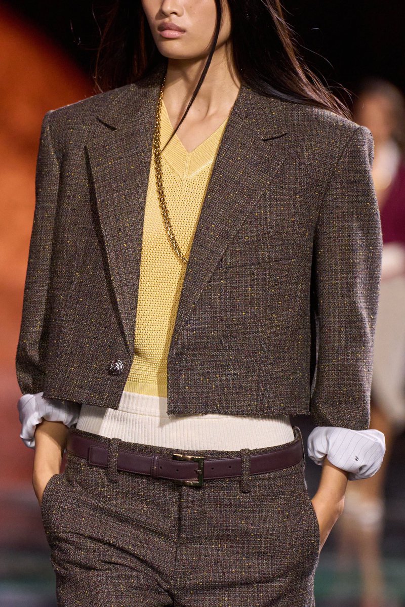 jacquemusx's tweet photo. Chanel logos hidden everywhere, Chanel SS26 is like an easter egg hunt 🤭 https://t.co/0c8yOBnTTq