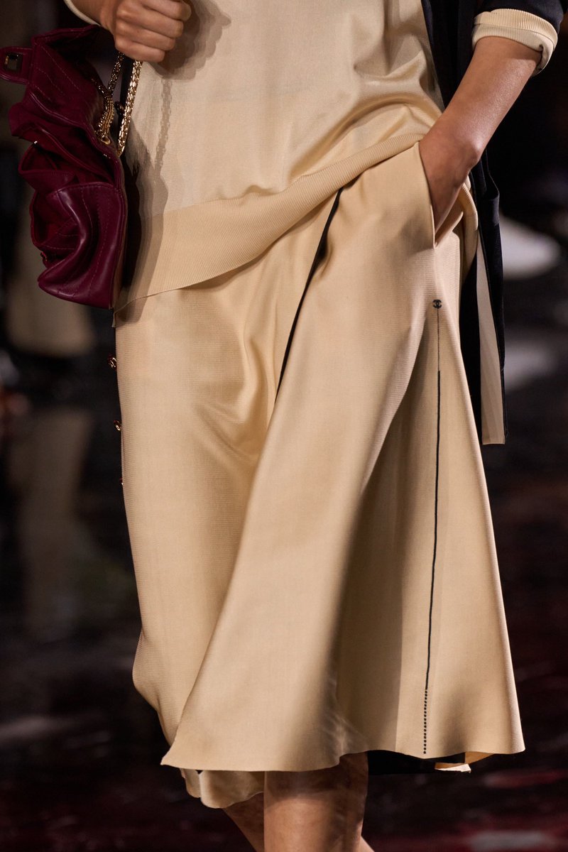 jacquemusx's tweet photo. Chanel logos hidden everywhere, Chanel SS26 is like an easter egg hunt 🤭 https://t.co/0c8yOBnTTq