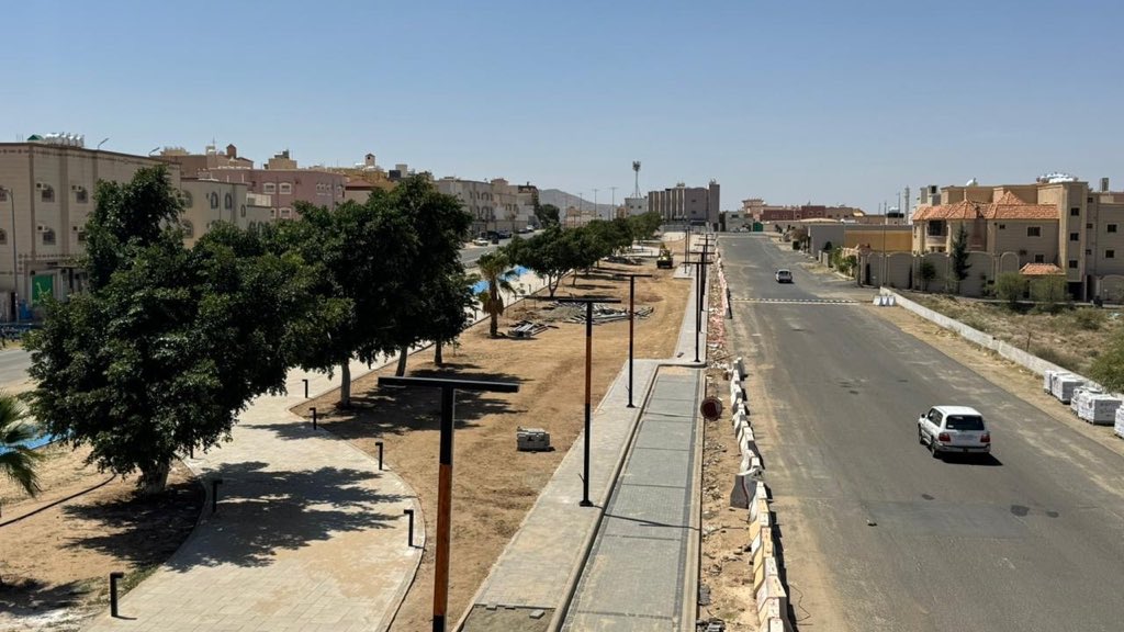 AJali_2030's tweet photo. انجزنا في بلدية أحد رفيدة مراحل متقدمة في مشاريع تحسين وصيانة الطرق والحدائق والمسارات الرياضية والفراغات العامة في المواقع ذات الاولوية وهي الأنوية الحضرية اللتي تنطلق منها اعمال أنسنة المدن وتحسين المشهد الحضري لتنتشر مستقبلاً وتغطي جميع مواقع الاحتياج في المحافظة.  وقد جذبت هذه المواقع، حتى قبل إكتمالها، استثمارات كبرى حققت ايرادات غير مسبوقة وفورية للبلدية مكنتها وستمكنها مستقبلاً من تنفيذ هذه المشاريع.

 هذه التنمية بفضل الله ثم بتوجيهات وتمكين حكومتنا الرشيدة أيدها الله سوف تعزز مكانة أحد رفيدة التاريخية كمحور حضاري وتجاري جاذب لسكانها وزوارها