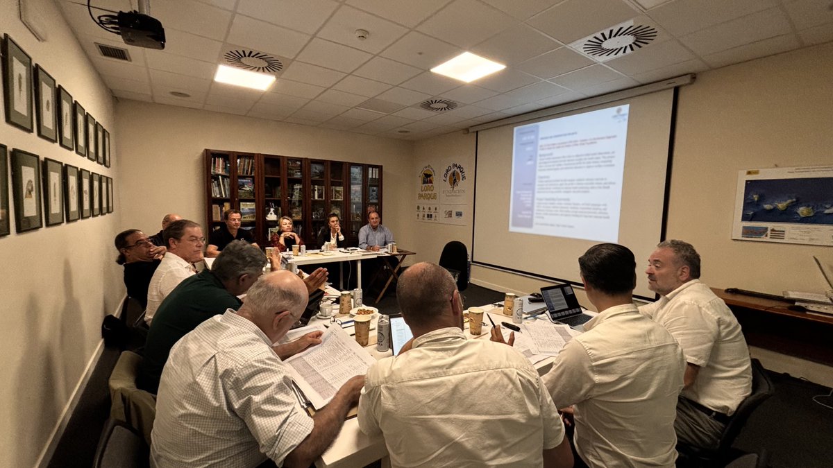 LP__Fundacion's tweet photo. Concluyó la reunión anual del Consejo Científico de Loro Parque Fundación 🌍. Renovamos nuestro compromiso con proyectos de larga trayectoria e impulsamos nuevas iniciativas de investigación y conservación para continuar salvando especies y ecosistemas únicos🦜💚. https://t.co/2BsdsdzTGr