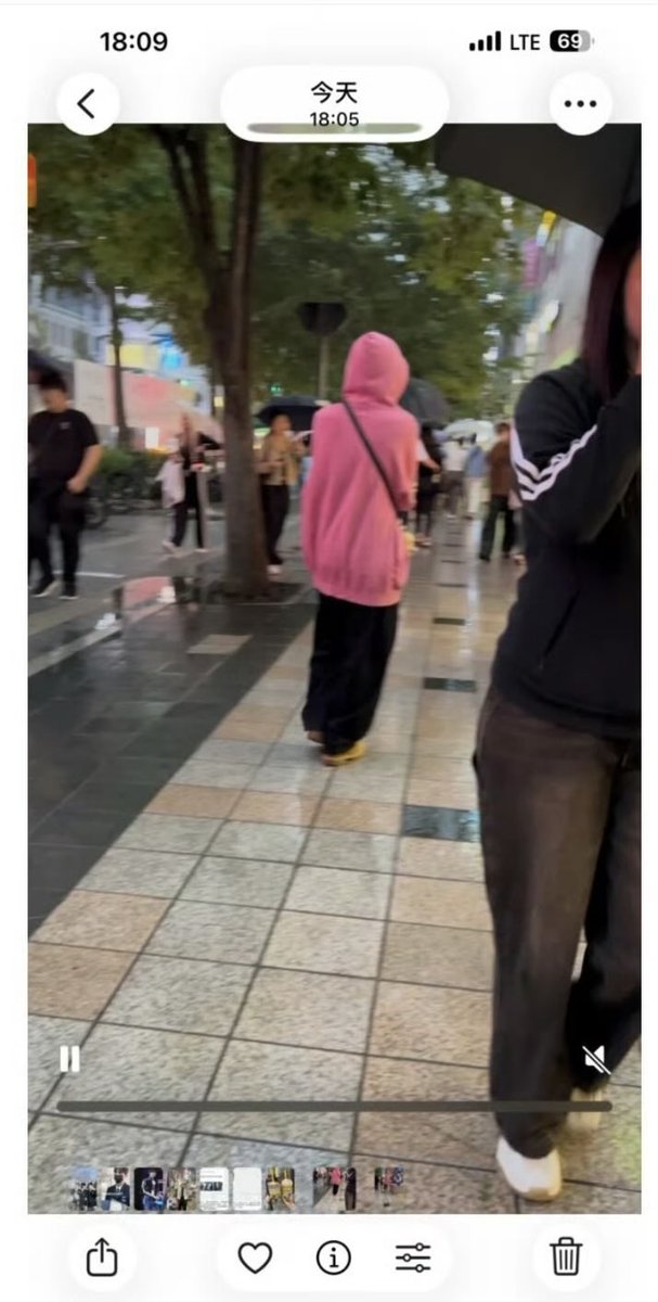 satolyoo's tweet photo. 어떤 분이 마사토같다고 목격담 사진 올리셧는데 신발도 그렇고 사토 맞는거같지。。。。。 ㅠㅠㅠㅠㅠㅠㅠㅠㅠㅠㅠ 
근데 우산도안쓰고뭐하고잇니 아이야。 https://t.co/bok9Femj7Z
