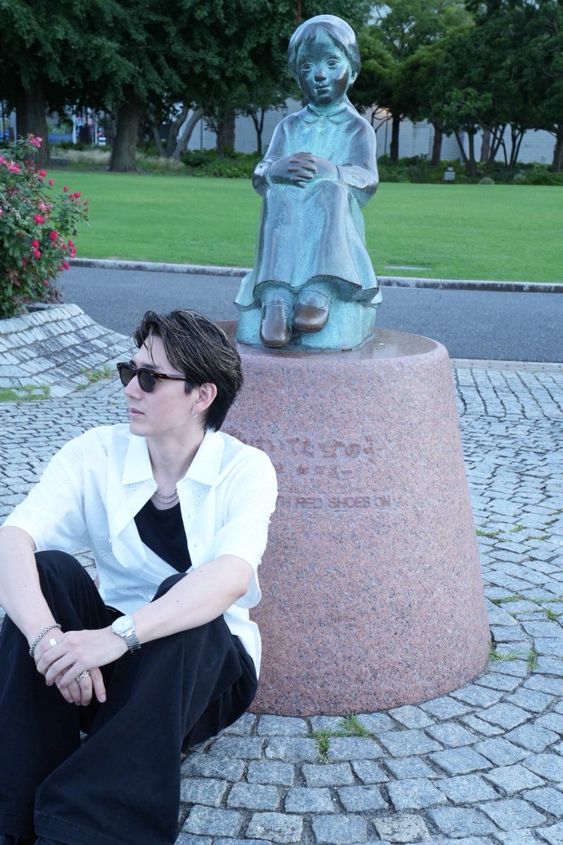 ONE_HOMEY's tweet photo. 大人って簡単じゃないね。
ただもう少しだけかっこ良くいたいだけ。
#phonograph
Eyewear #AHLEM
Earrings #mariha
Pants #royrogers
BELT #jieda
Shirts #SOFTHYPHEN
Tops #unitedarrows
Ring #HOORSENBUHS
Necklace #paulsmith
Bracelet : #LouisVuitton
Watch #gucci
Shoes #keen
#homey #snap #yokohama #横顔に定評がある #rapper #fasion #followme #スイス堂 #ootd
#横浜マリンウォーク #散歩
📸 by @kairi__1103