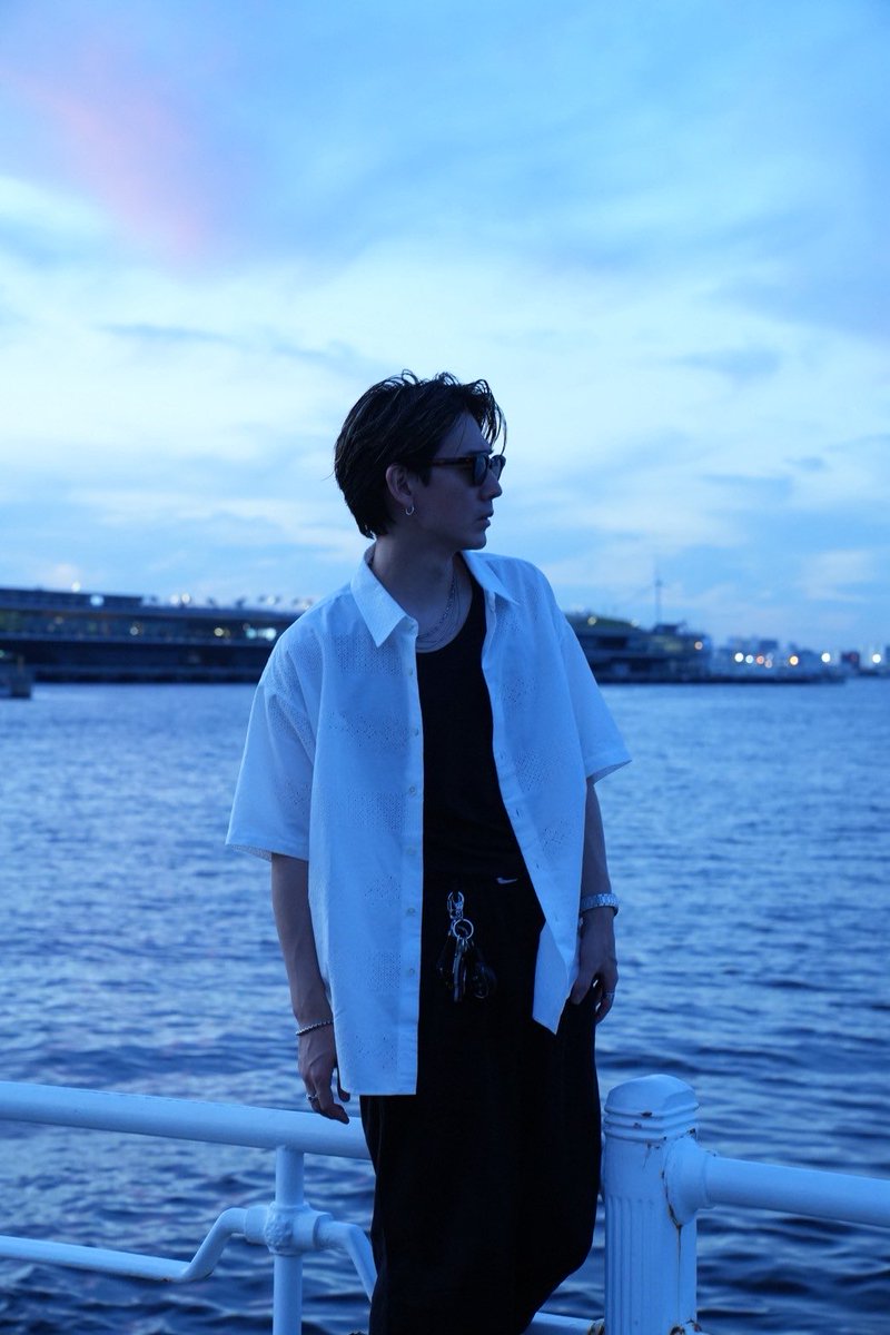 ONE_HOMEY's tweet photo. 大人って簡単じゃないね。
ただもう少しだけかっこ良くいたいだけ。
#phonograph
Eyewear #AHLEM
Earrings #mariha
Pants #royrogers
BELT #jieda
Shirts #SOFTHYPHEN
Tops #unitedarrows
Ring #HOORSENBUHS
Necklace #paulsmith
Bracelet : #LouisVuitton
Watch #gucci
Shoes #keen
#homey #snap #yokohama #横顔に定評がある #rapper #fasion #followme #スイス堂 #ootd
#横浜マリンウォーク #散歩
📸 by @kairi__1103