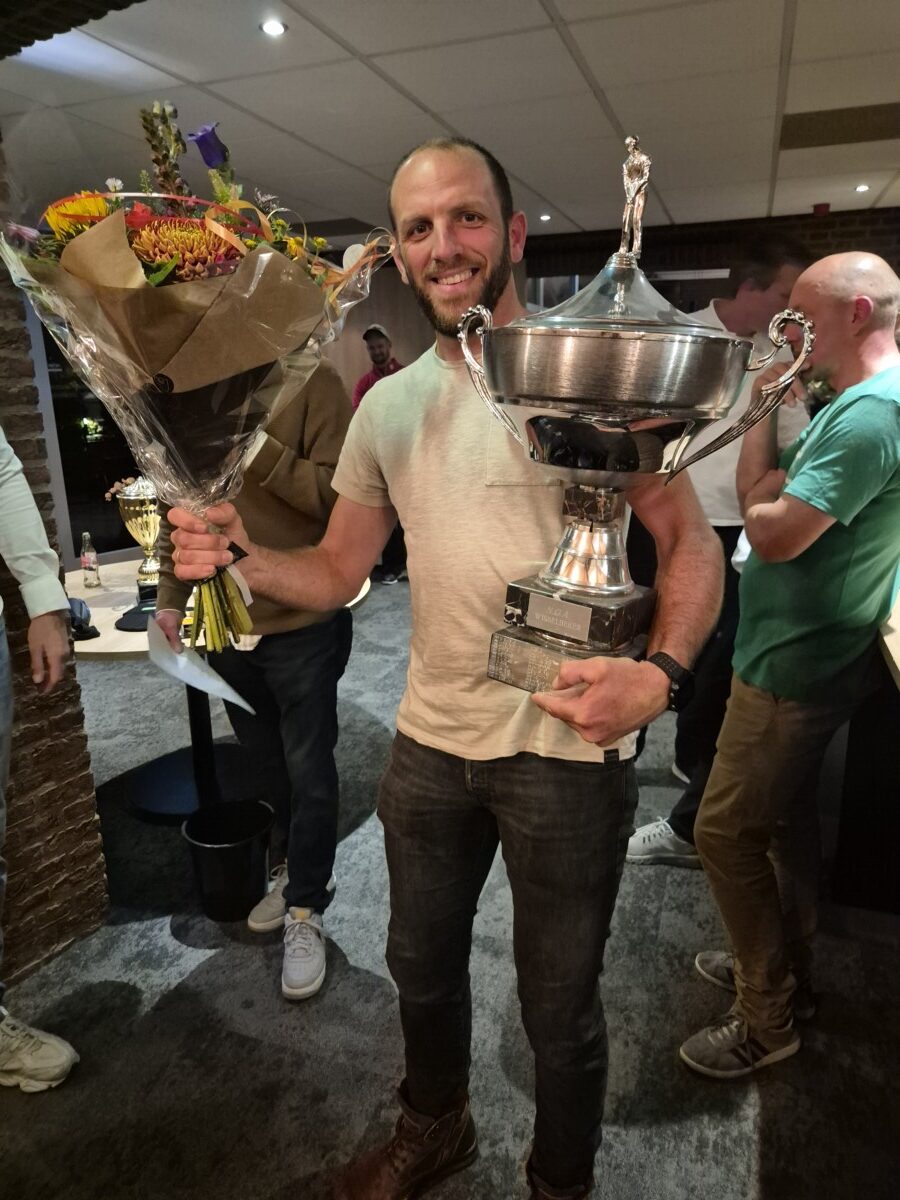 Ledenvergadering &amp; Wedstrijd
Terugblik op een geslaagde ledenvergadering en greenkeeperswedstrijd
6 oktober 2025 – Golfbaan Heelsum
Wat krijg je als je een mooie golfbaan, goed gezelschap, prima catering en een spatje regen combineert? lees verder op ngagolf.nl