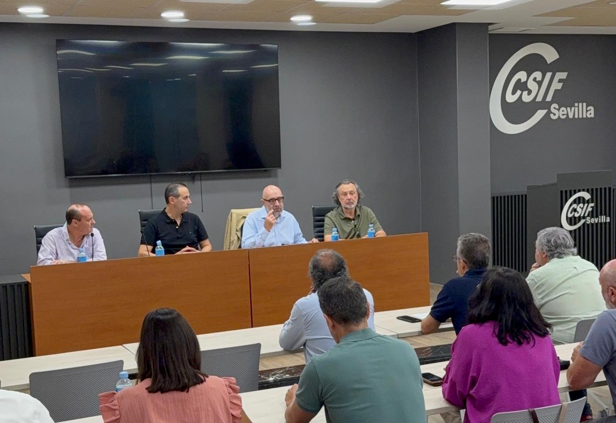 CSIFnacional's tweet image. Miguel Borra se reúne con delegados/as de CSIF en Sevilla para analizar la situación actual sobre la negociación salarial. Participan también Germán Girela, presidente de @CSIFAndalucia, y Rosendo Martínez, presidente de @SevillaCSIF

Los/as empleados públicos seguimos sin subida…