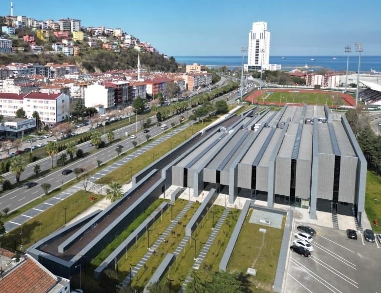 Karadeniz bölgesinin en büyük müzesi Samsun’da açıldı. Hititlerden, Mihridatlara, Büyük İskender’den, Romalılara, Osmanlılara, muhteşem bölümler ve sergiler müzede yer alıyor. Maalesef bir eksik var. SELÇUKLULAR ! Evet yanlış duymadınız. Samsun Selçukluları, Anadolu Selçuklu