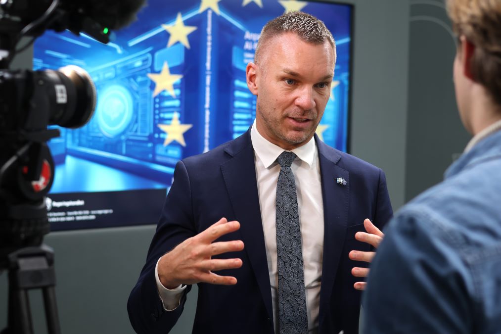 I går mottog civilminister <a href="/ErikSlottner/">Erik Slottner</a> betänkandet från AI-utredningen, som haft i uppdrag att se över behovet av nationella anpassningar till följd av EU:s nya AI-förordning.

Läs pressmeddelandet och ta del av pressträffen i efterhand: regeringen.se/pressmeddeland…