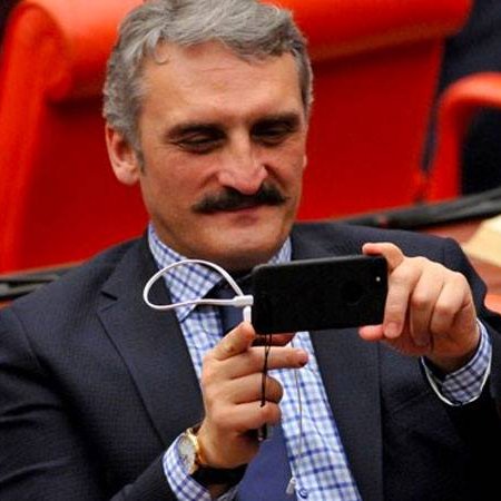 💥 Eski AKP’li Hüseyin Kocabıyık’tan flaş iddia:

“Ahmet Hamdi Çamlı, 2018’de bir parti toplantısında ‘Türk lafından tiksiniyorum’ dedi.

50 milletvekili önünde söylendi bu sözler. Bekir Bozdağ ve Mustafa Elitaş da vardı.

Sadece seyrettiler. Ben ağzının payını verdim.”