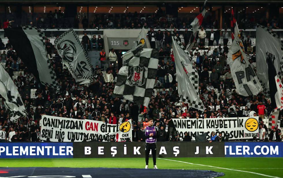 Kapalı alta geçersek ne mi olur ? Aha bu olur..SIMSIKI İÇİÇE  BİR 1000 KİŞİ STADI KENDİNE GETİRİR..kapalı altda ki cici beyler şık bayanlar lütfen kapalı üste lütfen......fotoya bakın zoom yapın kapalı alt bile , bayraklarla pankartlarla şu HARBİ TRİBÜN haline geldi..eski kapalı