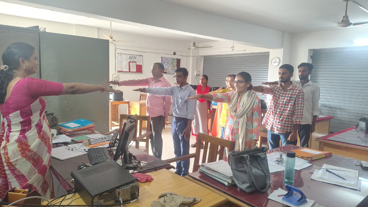 DcpuNavsari's tweet image. આજ રોજ જિલ્લા બાળ સુરક્ષા એકમ નવસારી નાં અધિકારી - કર્મચારીઓ દ્વારા વિકાસ સપ્તાહ 2025 અંતર્ગત પ્રતિજ્ઞા લેવામાં આવેલ.